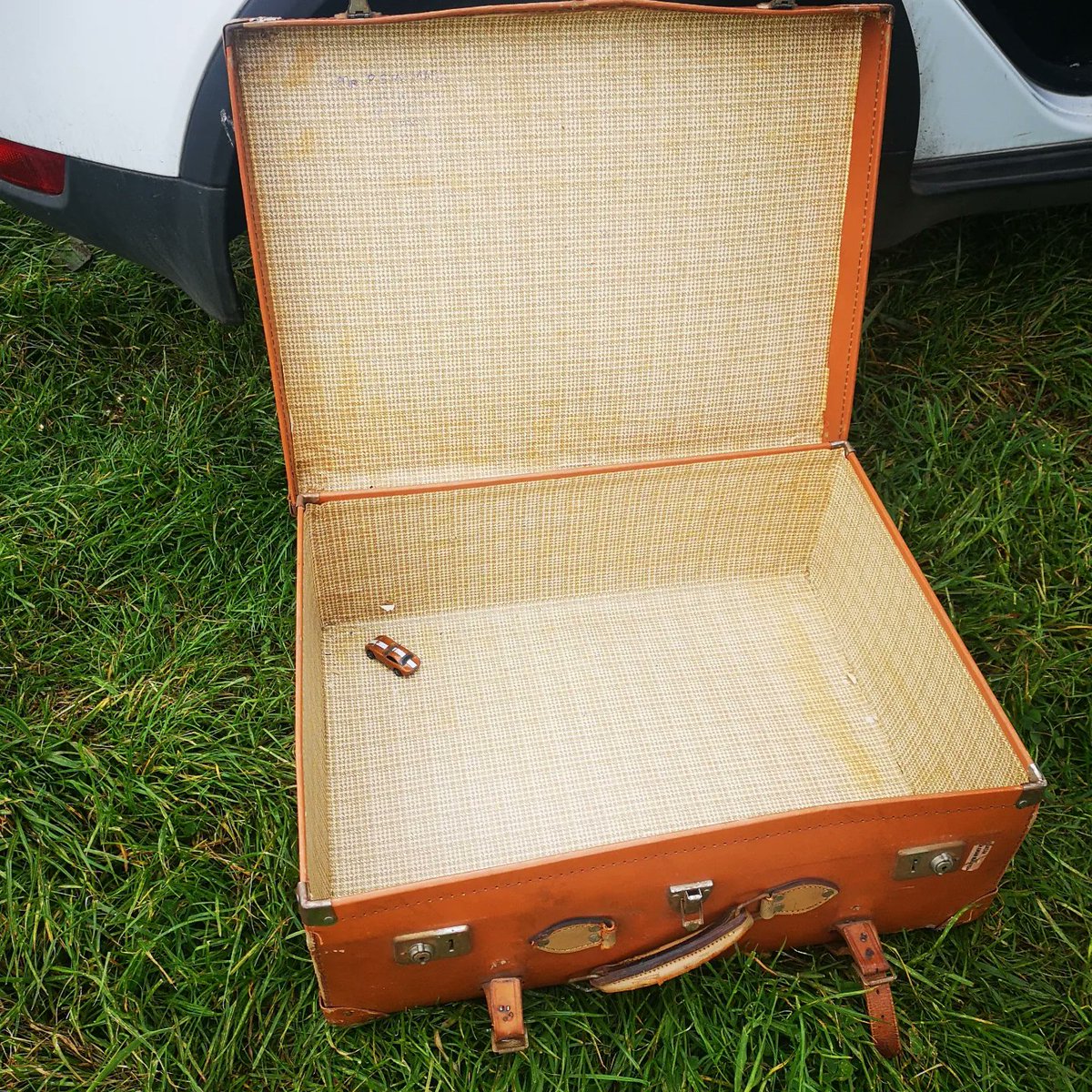 Miss_AppleEYFS's tweet photo. Oh the stories that this could tell! Today's car boot bargain..£2!! Thinking sandpit but anybody got any other ideas? #EYFS #eyfsinspo #eyfsprovision #eyfsclassroom https://t.co/XxCeebzLbg