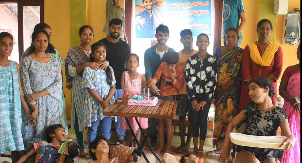 bsiddhu1996's tweet photo. Celebrations Of RajTarun Annaya  Birthday at 
Icha Foundation 😊
Social services organization in Vadrapalle, Andhra Pradesh
Food Donated and fruits.👍
@itsRajTarun 
#RajTarun
#SarkaruVaariPaata https://t.co/9KXIsXoO2Y