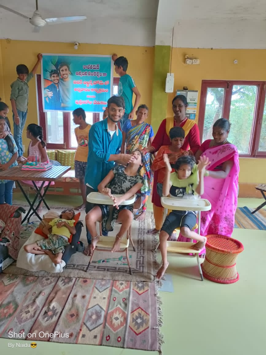 bsiddhu1996's tweet photo. Celebrations Of RajTarun Annaya  Birthday at 
Icha Foundation 😊
Social services organization in Vadrapalle, Andhra Pradesh
Food Donated and fruits.👍
@itsRajTarun 
#RajTarun
#SarkaruVaariPaata https://t.co/9KXIsXoO2Y