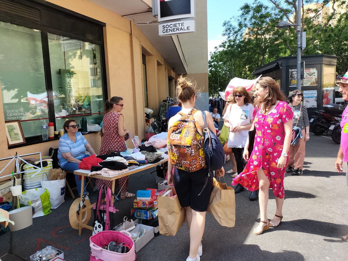 cecilesou's tweet photo. Bravo à tous les Vanvéens qui ont participé à la Braderie du Plateau ! De la bonne humeur, de beaux échanges. Merci pour vos retours positifs. Unis, tout devient possible! #Vanves #circo9210 #nupes #legislatives2022 https://t.co/z5BoNzB68v