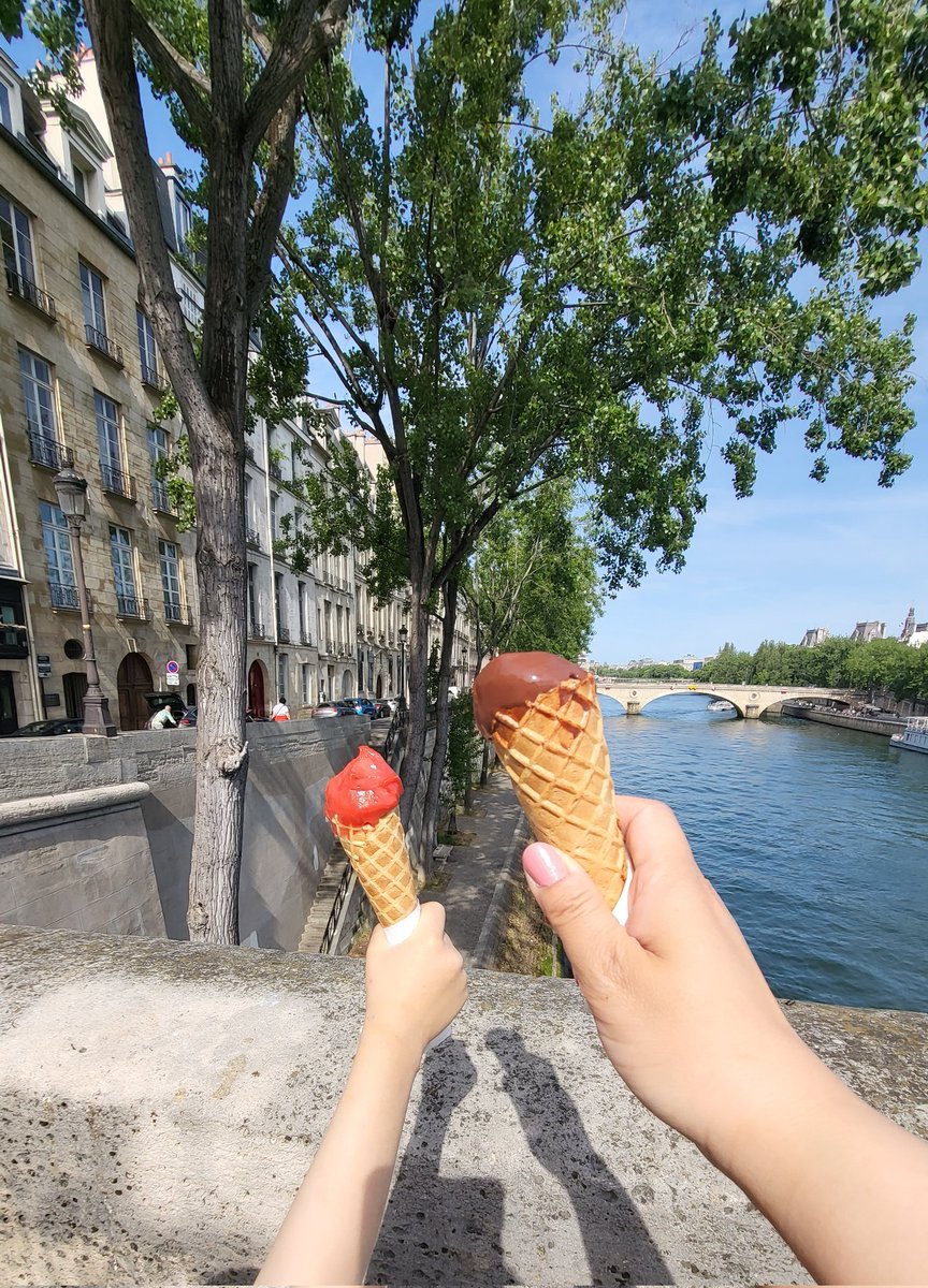 mme_milk's tweet photo. とってもお天気が良かったので
#Paris へお散歩に行きました♡
イルサンルイ島で大好きな
#berthillon のアイスも食べたー!!
めっちゃ美味しかったぁ✨
セーヌ川沿いのブランコも楽しかったです♪
快晴万歳🙌 https://t.co/jDe9jONLAG