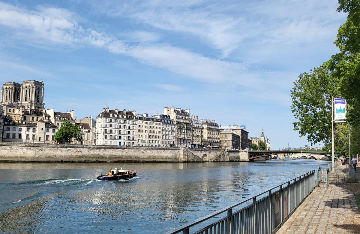 mme_milk's tweet photo. とってもお天気が良かったので
#Paris へお散歩に行きました♡
イルサンルイ島で大好きな
#berthillon のアイスも食べたー!!
めっちゃ美味しかったぁ✨
セーヌ川沿いのブランコも楽しかったです♪
快晴万歳🙌 https://t.co/jDe9jONLAG