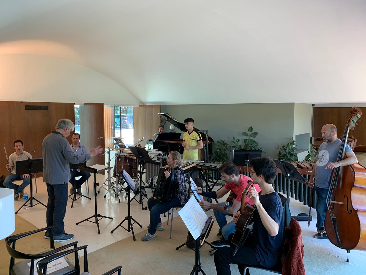 NovartsEnsemble's tweet photo. Preparant amb @edmoncolomer 
 el "Concert for 8" de Robert Gerhard, que el pròxim 17/05, després de 60 anys d'estrenar-se a Londres, s’interpretarà per primera vegada en el marc incomparable de La Ricarda-Casa Gomis on va ser concebuda. @eduard_toldra  @aximusica 
@RobertGerhard_ https://t.co/ZoevAQVZPl