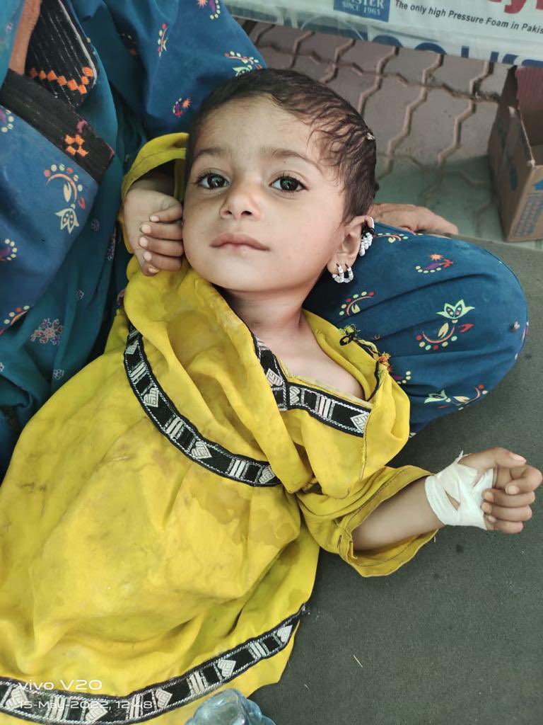 BalochYakjehtiC's tweet photo. حکومتی غفلت و بے حسی ڈیرہ بگٹی میں انسانی جانوں کی ضیاع میں شدت کا سبب بن رہا ہے۔ وہاں انسانی بحران جنم لے چکا ہے لیکن حکومت ایمرجنسی لگانے اور لوگوں کی زندگیوں کو محفوظ بنانے میں مکمل طور پر ناکام ہے۔ 

#PirKohNeedsWater https://t.co/KBEm9ndz8Y
