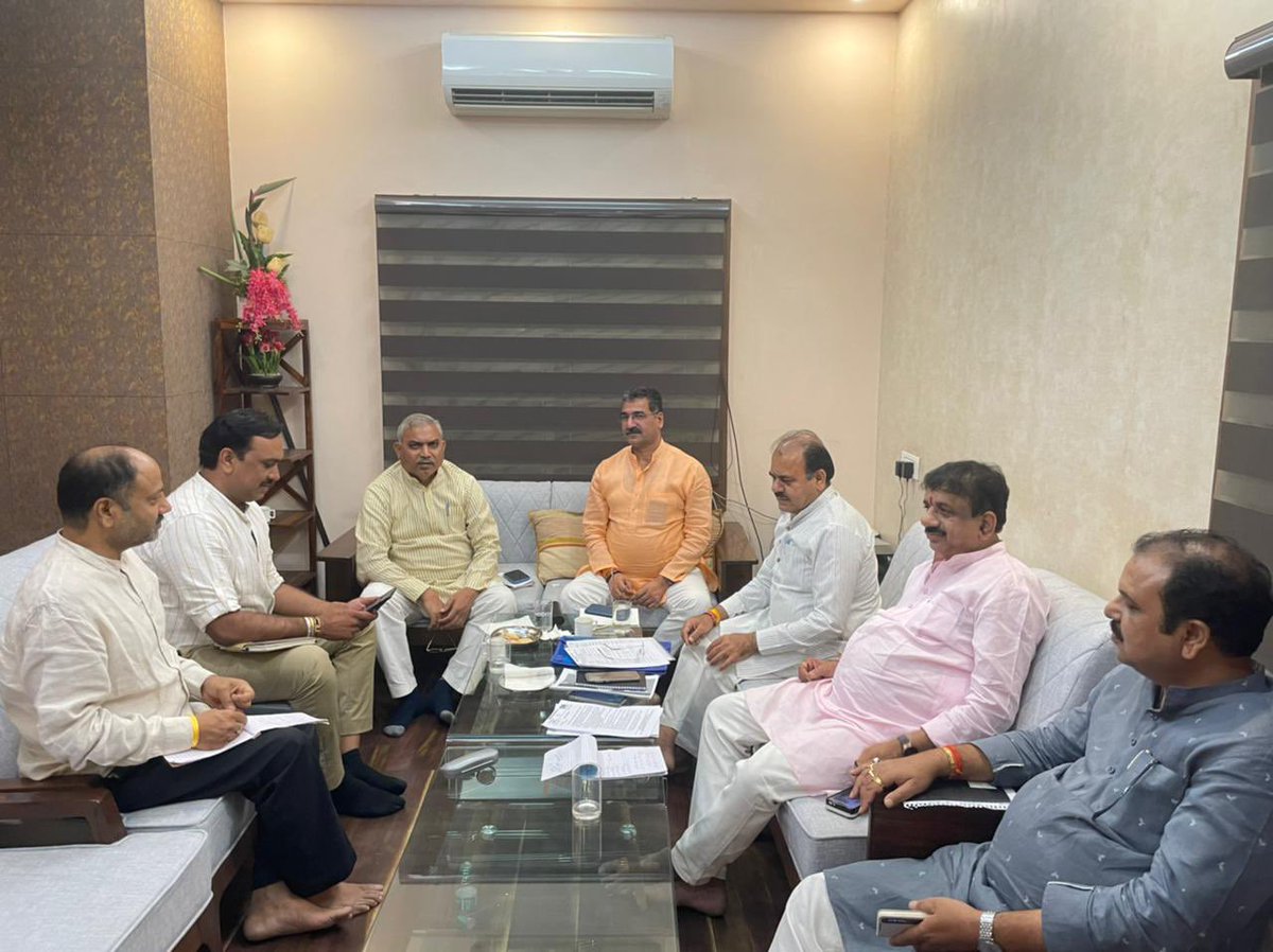 Ch_MukeshSingh's tweet photo. *"मोदी सरकार के 8 साल - सेवा, सुशासन और गरीब कल्याण"*
कार्यक्रमों की तैयारी को लेकर प्रदेश की टोली से चर्चा करते हुए राष्ट्रीय सह-संगठन महामंत्री मान. @shivprakashbjp जी एवं प्रदेश संगठन महामंत्री मान. @HitanandSharma जी। https://t.co/YrVsxD0N9z