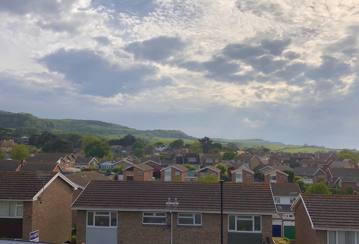 BacheRichard's tweet photo. @iwweather More thunderstorms developing? View from the bedroom in Shanklin 6pm. https://t.co/kMx15LEIpi