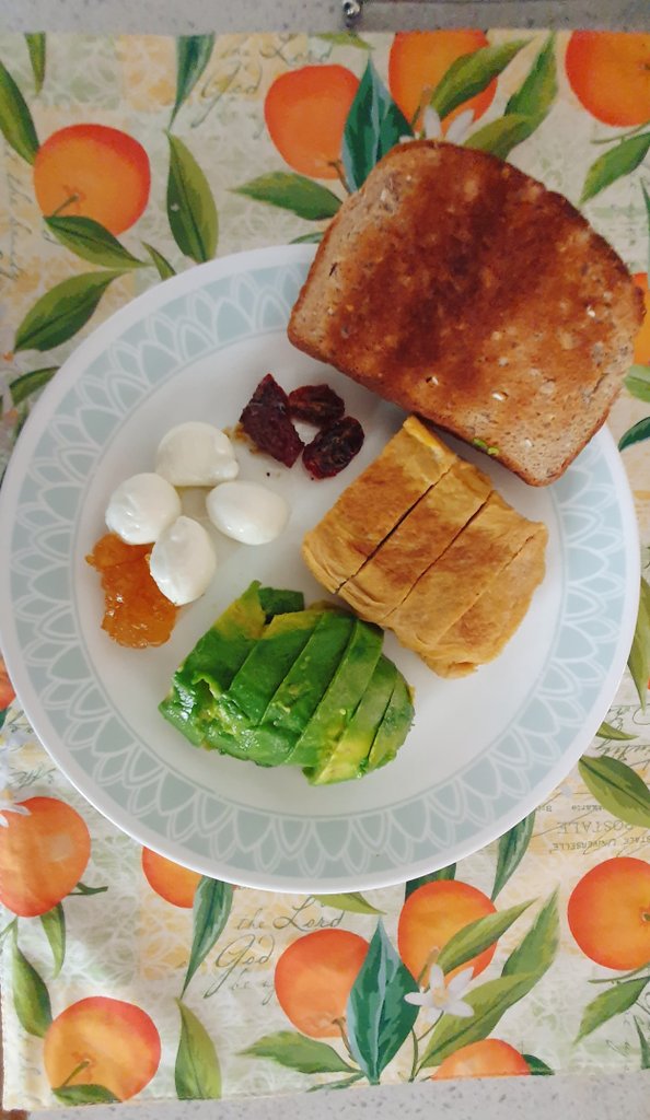 AlexJ_CR's tweet photo. Desayuno de domingo:
Tamagoyaki (torta de huevo japonesa)
Aguacate criollo
Mozarella de búfala
Tomates secos
Mermelada de naranja amarga
Tostada de pan integral con avena
#ChefAlex https://t.co/dcI9pcaZf2