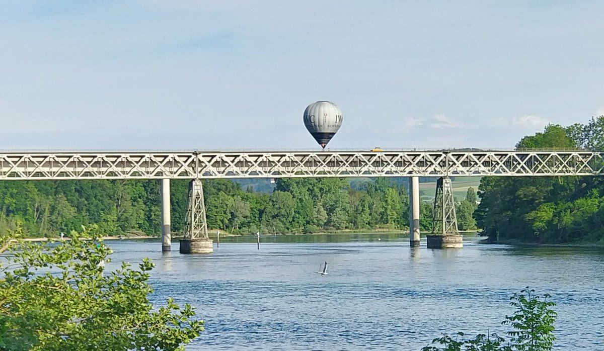 Rhybueb2's tweet photo. 10 Sekunden zu spät, um den Ballon "unter" der Brücke hindurch beim beinahe-Touchdown auf dem #Rhein zu shotten @CloudwizardNews #Hemishofen ... ob sie fischen wollten? ;) https://t.co/f9IjlZ0nvK