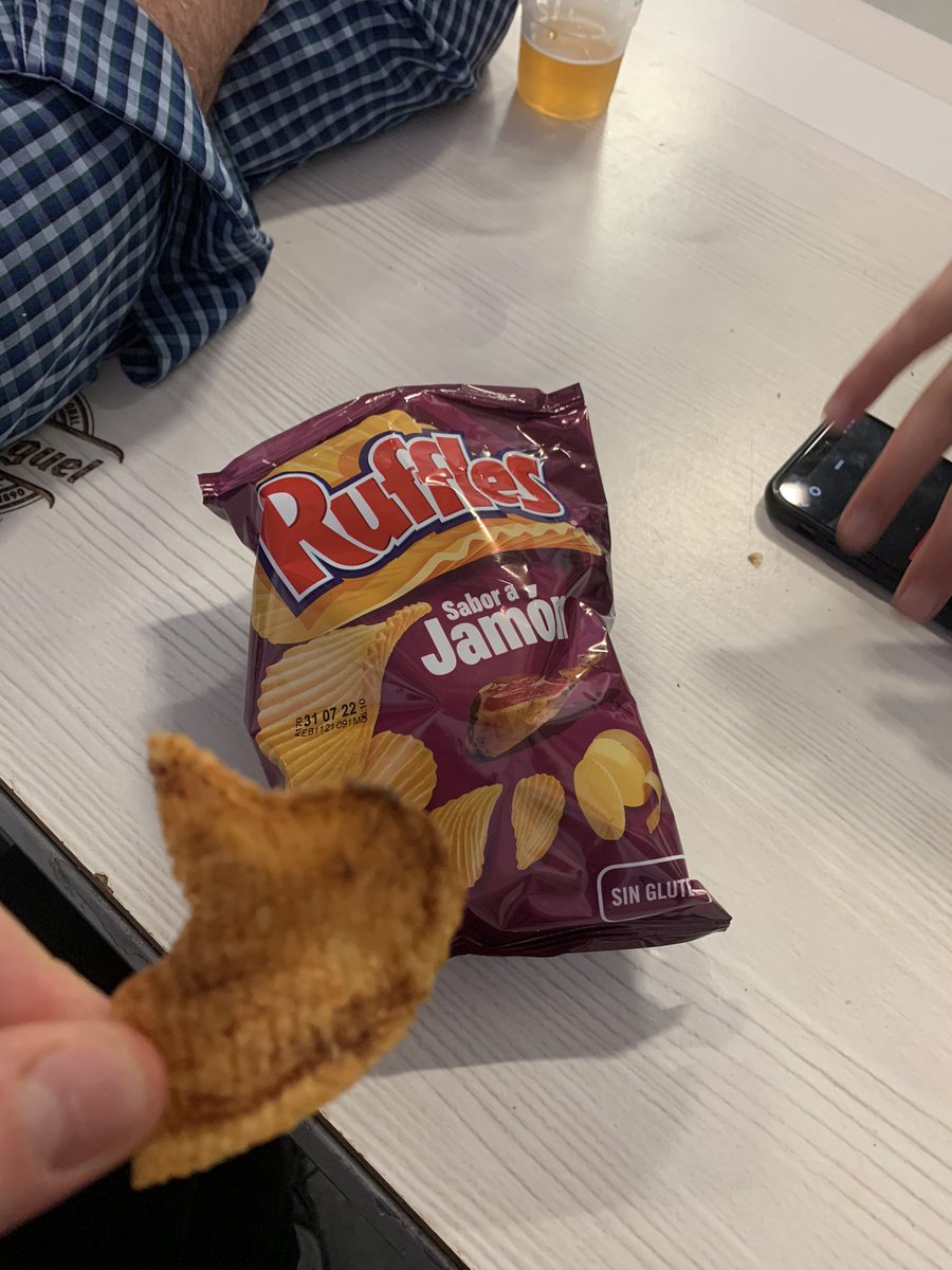 NACBAROL's tweet photo. @PepsiCo_ESP Buenas tardes. Ayer sábado, en Coliseum Burgos, en una bolsa de patatas, Ruffles sabor jamón, encontré una pieza de patata calcinada y achicharrada. Creo que no debería haber algo así en un embolsado, cuánto menos teniendo en cuenta controles de calidad, aspecto… https://t.co/jERFvzipOH