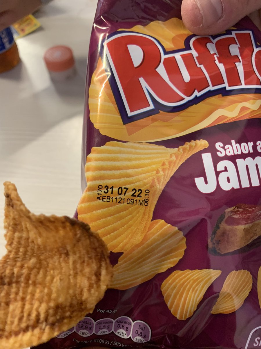 NACBAROL's tweet photo. @PepsiCo_ESP Buenas tardes. Ayer sábado, en Coliseum Burgos, en una bolsa de patatas, Ruffles sabor jamón, encontré una pieza de patata calcinada y achicharrada. Creo que no debería haber algo así en un embolsado, cuánto menos teniendo en cuenta controles de calidad, aspecto… https://t.co/jERFvzipOH