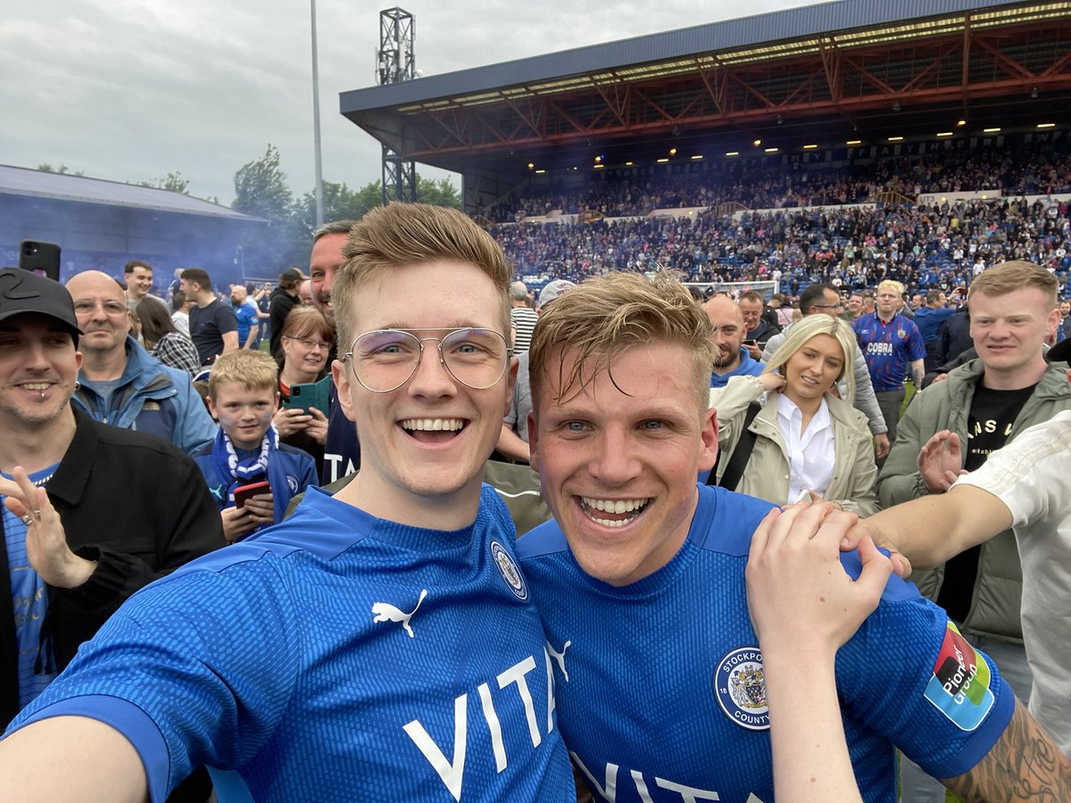 DanHavercroft's tweet photo. COUNTYS GOING UP @StockportCounty @WillCollar97 https://t.co/axZRpUgYAC