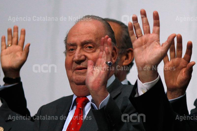 Felip VI acorda veure's amb Joan Carles I a Madrid en una conversa telefònica durant la seva visita a Abu Dhabi. El rei ha fet un viatge llampec a la capital dels Emirats Àrabs Units per donar el condol al president del país