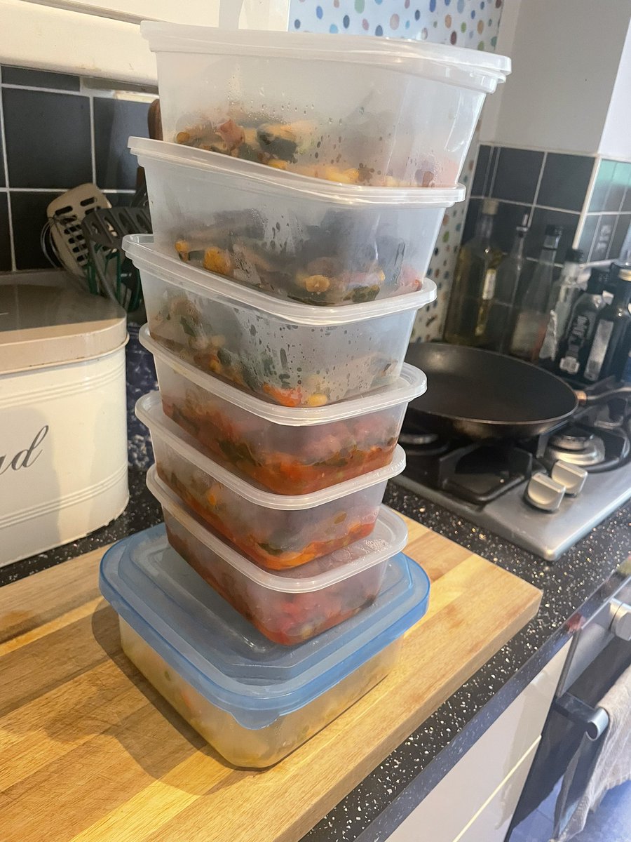 KirstenElder's tweet photo. Food prep done ✅ 🙌 #preplikeaboss #foodprep #lunches https://t.co/d9pKPZ0Zfj