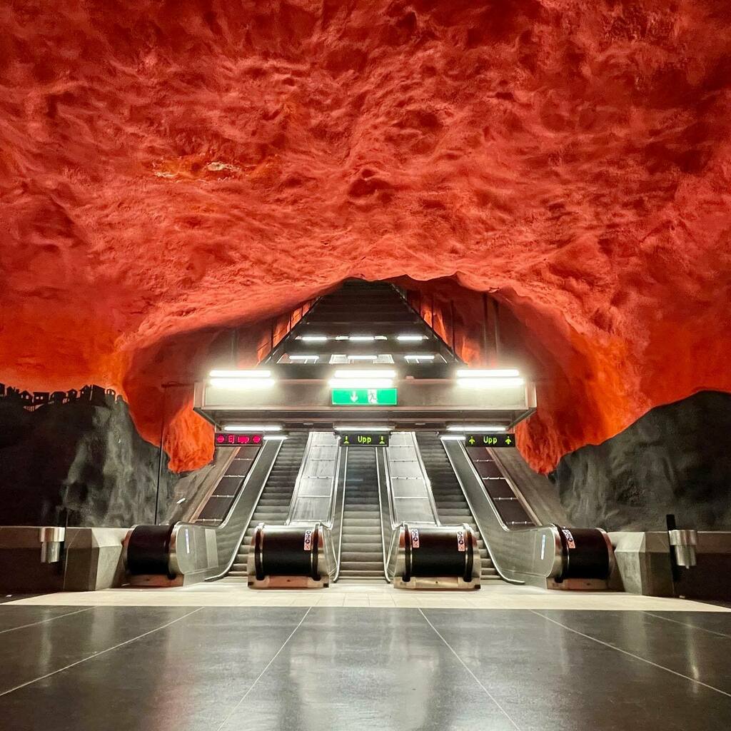 Bensearson's tweet photo. Metro stations of Stockholm. These are the most photogenic stations I’ve ever seen. #shotoniphone #iphone12promax https://t.co/djzxouJE0Z https://t.co/973qJiRiaC