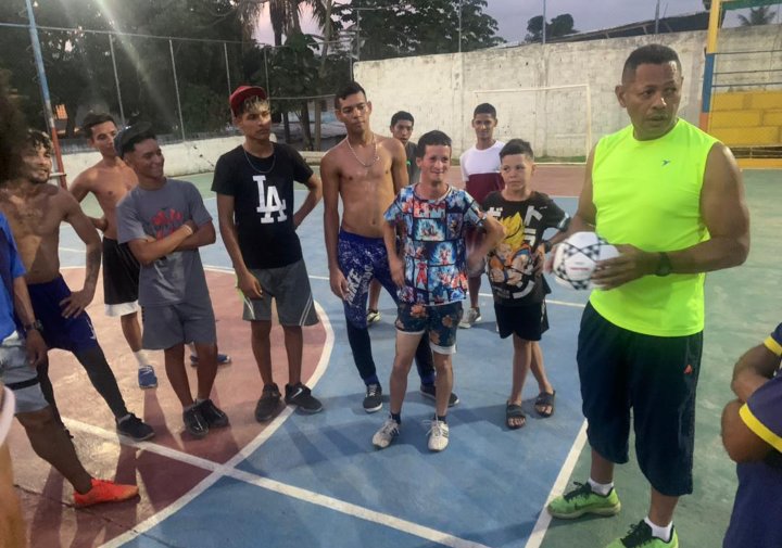 Que bueno es andar y Caimanear con los chamos de mi barrio, que bueno oir y conocer sus deseos de Superación Soñando en Grande por nuestra Patria. Hoy les dije que nuestra Arma es un Balón ⚽ y nuestro  elemento el Cuerpo y la Mente. Aquí Vamos y Siempre apostando a los bueno 💪