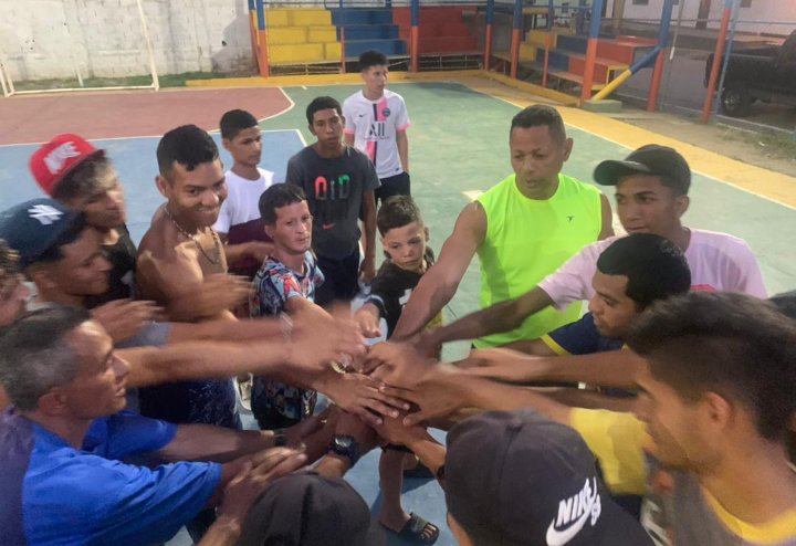 JosePalomoMunoz's tweet photo. Que bueno es andar y Caimanear con los chamos de mi barrio, que bueno oir y conocer sus deseos de Superación Soñando en Grande por nuestra Patria. Hoy les dije que nuestra Arma es un Balón ⚽ y nuestro  elemento el Cuerpo y la Mente. Aquí Vamos y Siempre apostando a los bueno 💪 https://t.co/LxTO2BBFgn