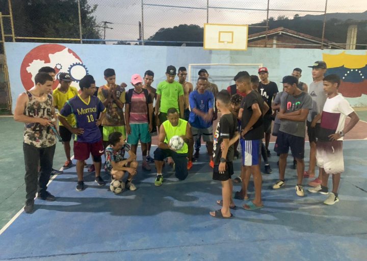 JosePalomoMunoz's tweet photo. Que bueno es andar y Caimanear con los chamos de mi barrio, que bueno oir y conocer sus deseos de Superación Soñando en Grande por nuestra Patria. Hoy les dije que nuestra Arma es un Balón ⚽ y nuestro  elemento el Cuerpo y la Mente. Aquí Vamos y Siempre apostando a los bueno 💪 https://t.co/LxTO2BBFgn