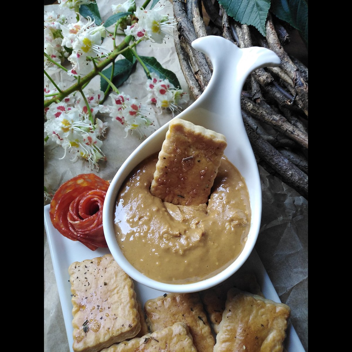 Sandrailiceva1's tweet photo. Krekeri sa sirevima 🧀 #večera #izmojekuhinje #sandraskitchen 🧀🖤 https://t.co/rkKajFCQPB
