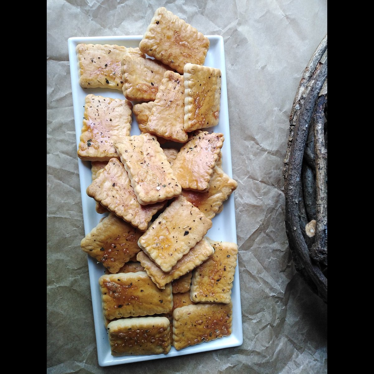 Sandrailiceva1's tweet photo. Krekeri sa sirevima 🧀 #večera #izmojekuhinje #sandraskitchen 🧀🖤 https://t.co/rkKajFCQPB