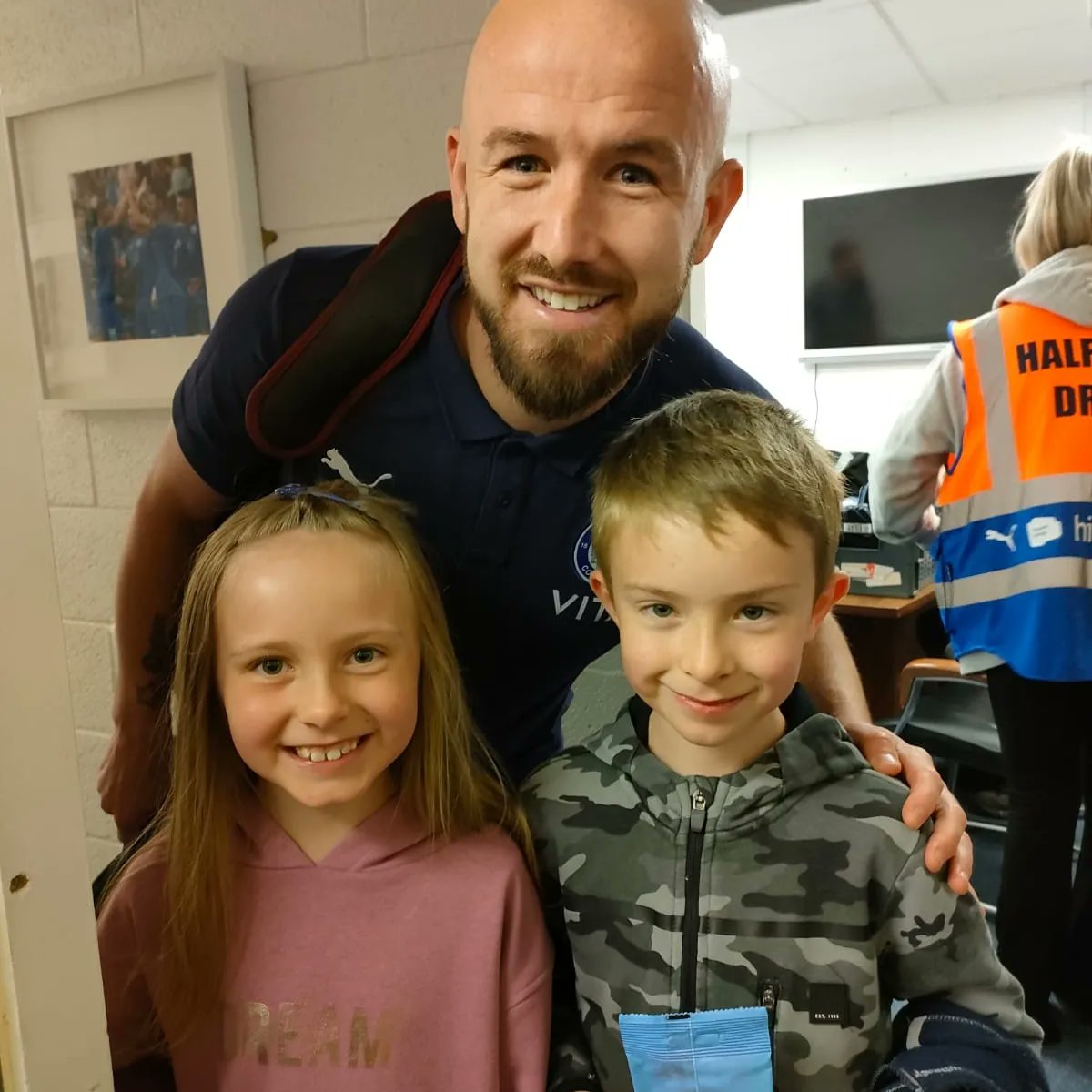 twobuzzybees's tweet photo. a massive WELL DONE to stockport county who have earnt promotion to the football league. pre-match shots with dave challinor, paddy madden, vernon bear, and the pitch invasion!!
#stockportcounty #promotion #winners #footballleague #winners #football #twins #twinning #twobuzzybees https://t.co/24Au89eNx4