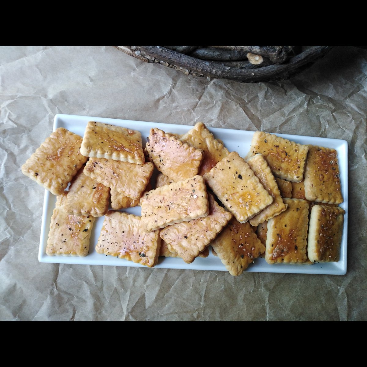 Sandrailiceva1's tweet photo. Krekeri sa sirevima 🧀 #večera #izmojekuhinje #sandraskitchen 🧀🖤 https://t.co/rkKajFCQPB