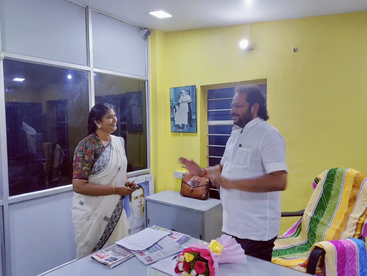 karthiyayiny7's tweet photo. தினமலர் நாளிதழ் பங்குதாரர்
மற்றும் விசுவ இந்து பரிஷத் மாநில தலைவருமான மரியாதைக்குரிய திரு.ஆர்.ஆர்.கோபால்ஜி அவர்களுடன் இனிமையான  சந்திப்பு மற்றும் அவரின் வாழ்த்துக்களை பெற்றப்பொழுது ....
#Dinamalar #enewspaper #newspaper #dailynewspaper #gopaljee #VHP https://t.co/IiC957Wr9a