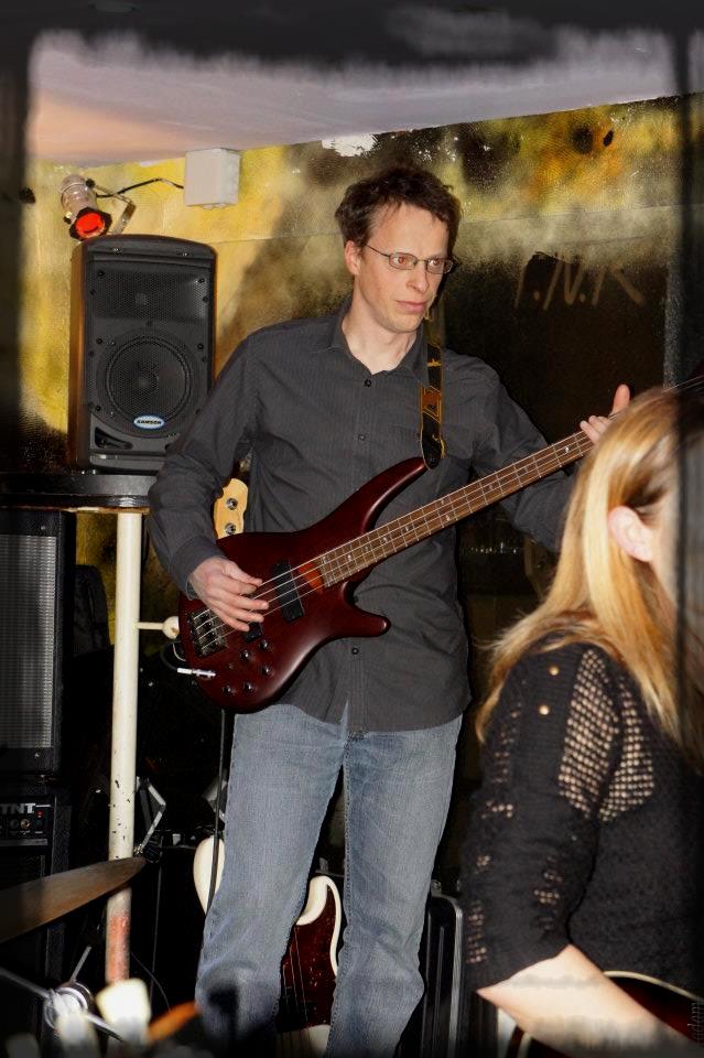 DrytownProject's tweet image. 🎂 Joyeux anniversaire Lolo ! 📷 Cette photo a été prise par Myriam Adam le 22 mai 2013, lors d'un concert de Drytown Project à l'Ubu, à Caen. #bassiste #bassist #DrytownProject #Caen #rock #concert