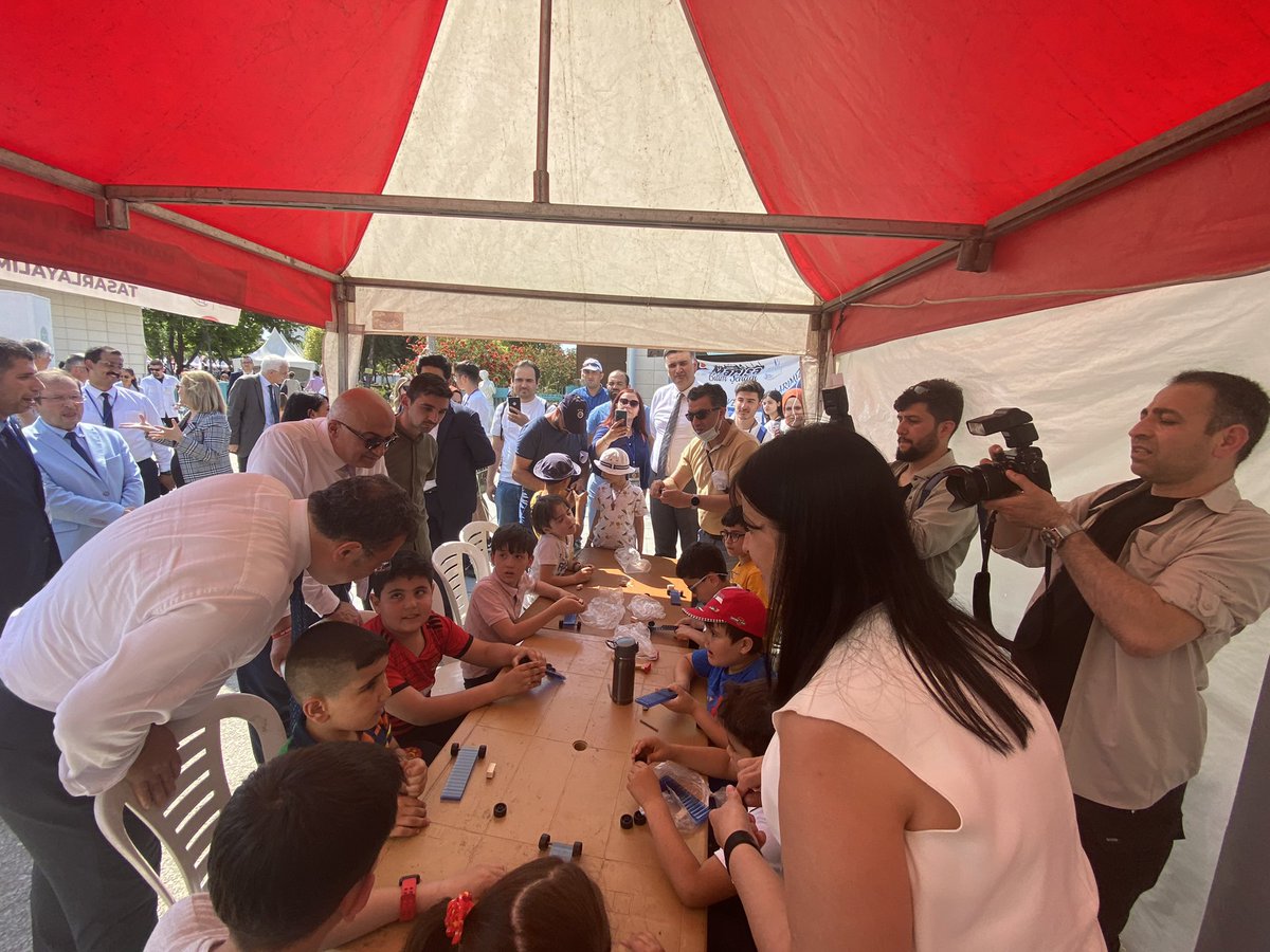 TÜBİTAK 4007 Manisa Bilim Şenliğimiz 172.000 katılımcı, 45 paydaş kurum desteği, 120 farklı atölye etkinliği, ödüllü yarışmalar, paneller, seminerler ile tamamlandı. Bu muhteşem atmosferde bizleri yalnız bırakmayan <a href="/Tubitak/">TÜBİTAK</a> başkanımız <a href="/ProfHasanMandal/">Prof. Dr. Hasan Mandal</a> ‘a çok teşekkür ederiz.