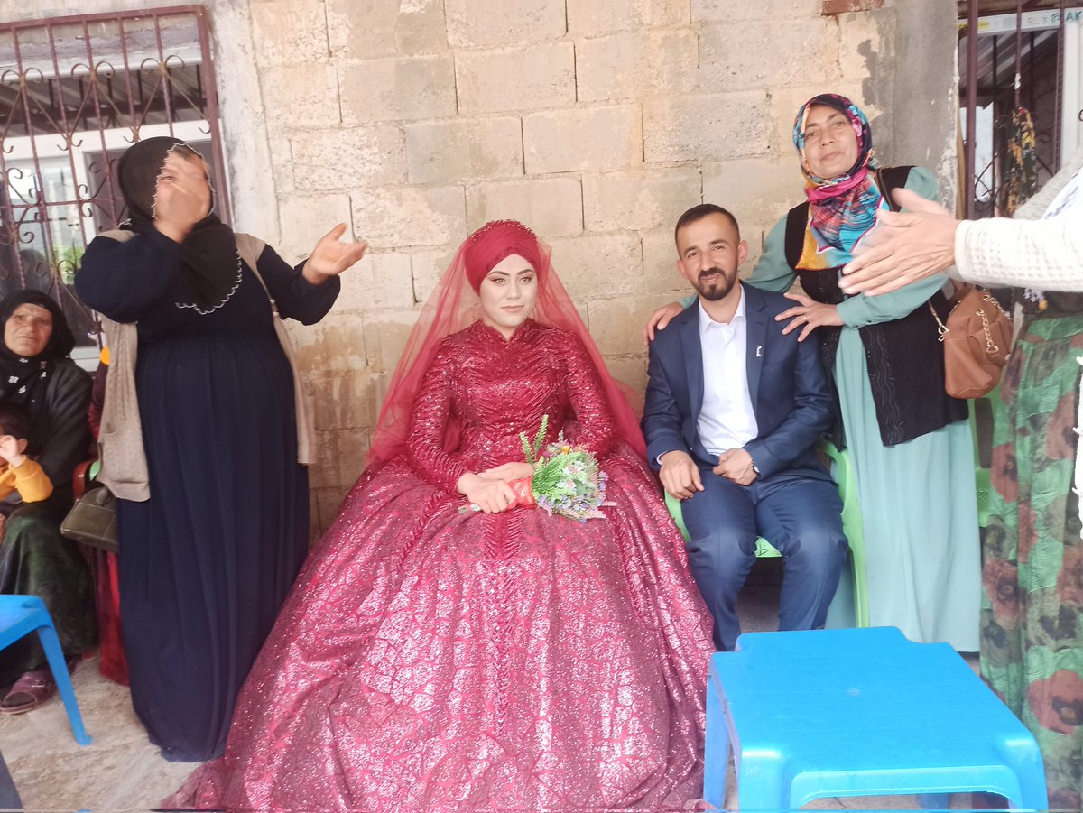 Bi çay içecektik bı baktım nişanlıyım