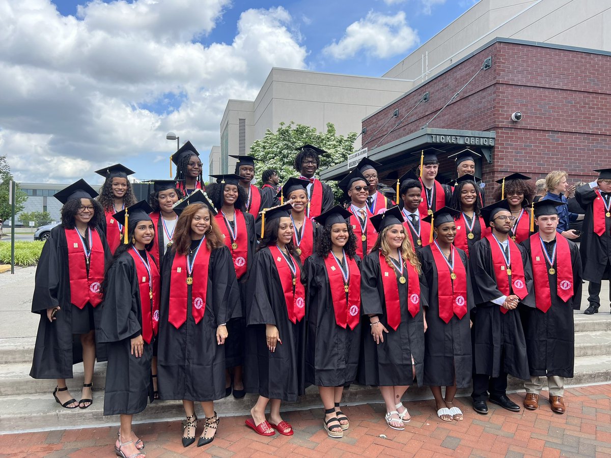 HshsSherwood's tweet photo. Congratulations HSHS ACA Class of 2022!  These amazing students are graduating from Reynolds Community College with their Associates in Business!  @HSHS_ArtiAblack @HSHS_Principal @HenricoSchools @JSReynoldsDE https://t.co/HC74wg6Ajk