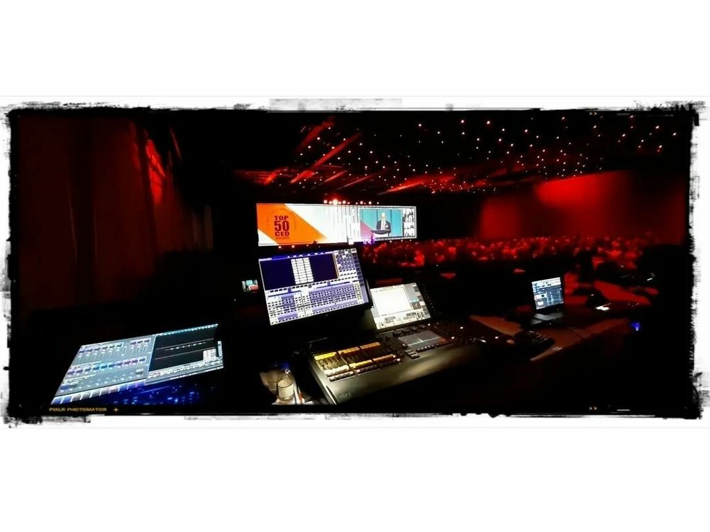 RetinalBurn's tweet image. It's been a minute since I did a show with @waskoav. He provided the content and creative direction. #ma2 ran 64 universes of KiNet for the twinkle lights and #hog4 for the stage lights, forcing me to split my brain in two. For perspective, the screen is about 75 feet wide.
…