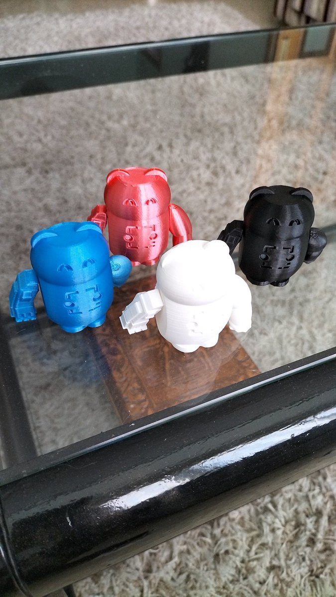 Kizu_studios's tweet photo. Estoy haciendo un ejército de Helpis para que puedan recaudar fondos para fabricar prótesis en 3D a gente de Ucrania que han perdido extremidades en la guerra. Si alguien quiere colaborar MD. #helpis @Ayudame3D https://t.co/10sSFfRpSP
