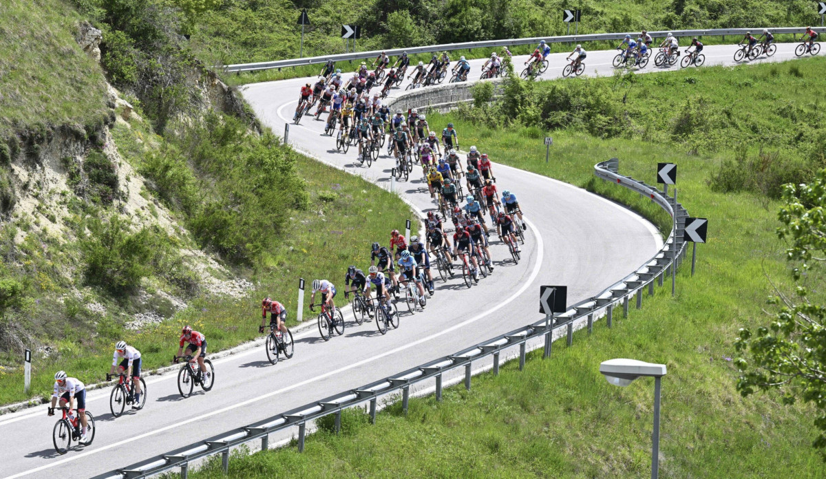 Giro d'Italia, il «brigante» australiano Hindley espugna il fortino del Blockhaus 
bit.ly/3PpdC5E
(Foto: Brambatti/Ansa)