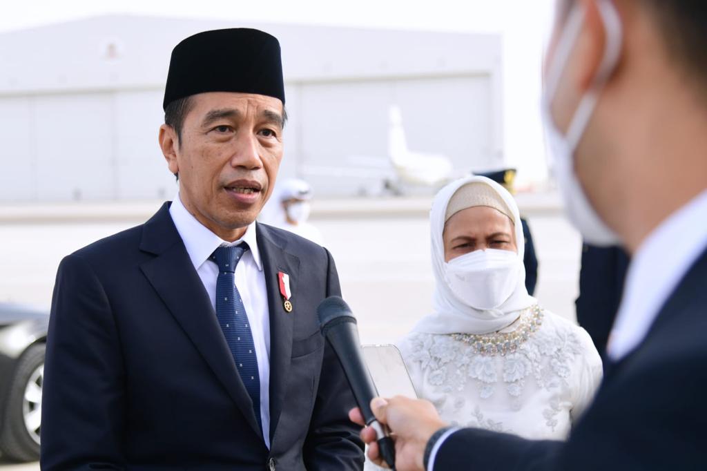 Presiden <a href="/jokowi/">Joko Widodo</a> memberikan keterangan pers di Bandara Internasional Abu Dhabi, Persatuan Emirat Arab, Minggu, 15 Mei 2022, sesaat sebelum lepas landas menuju Tanah Air.