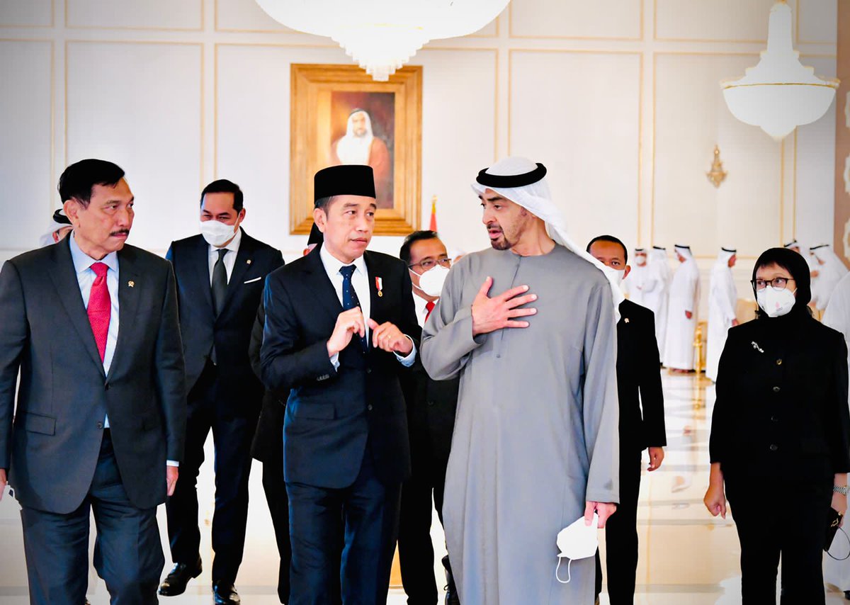 HaleyLuhooo's tweet photo. Saat berpamitan, Presiden @jokowi tampak diantar oleh Presiden MBZ hingga pintu keluar. https://t.co/aFCgZRJrEm