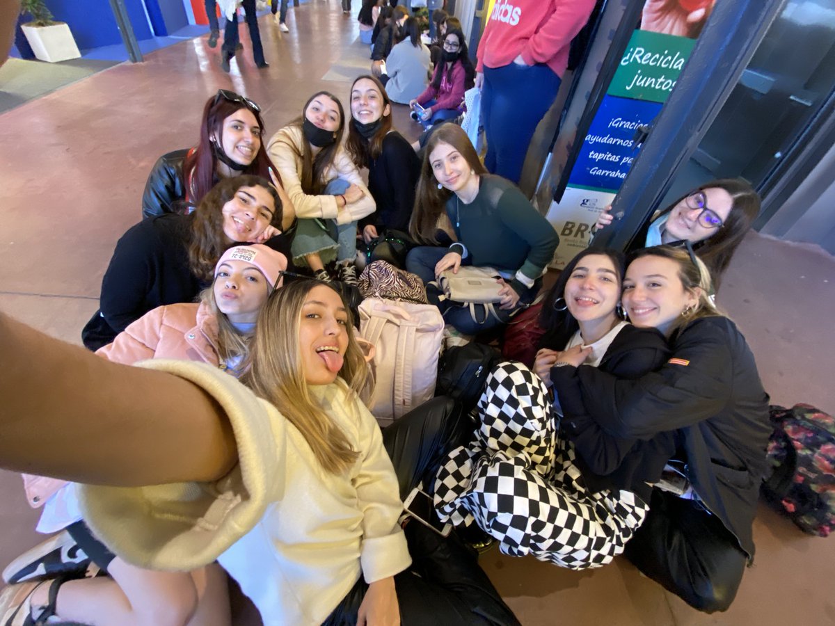 91millsbb's tweet photo. La gente más cool llegó a la feria #firmaFD https://t.co/VTmiKcI3SK