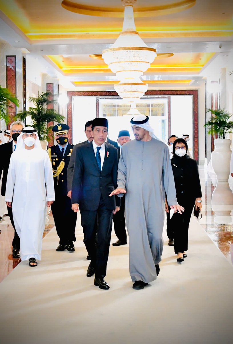 Saat berpamitan, Presiden <a href="/jokowi/">Joko Widodo</a> tampak diantar oleh Presiden MBZ hingga pintu keluar.