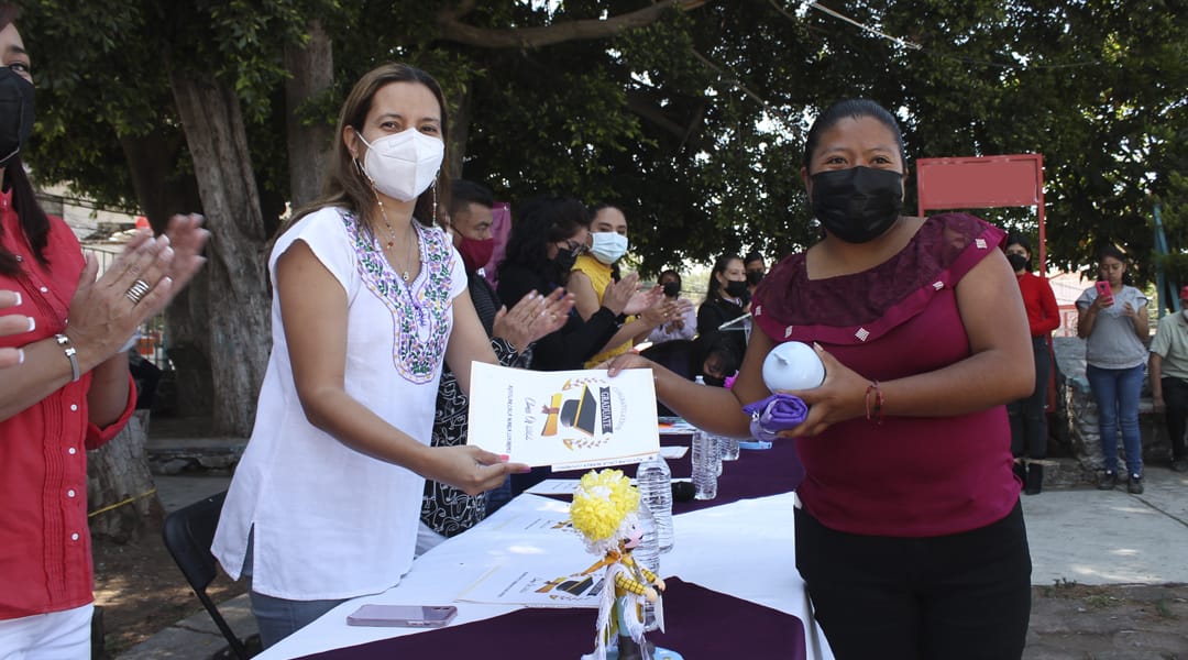 GobiernoMorelos's tweet photo. Entrega INNEA certificados e inaugura plaza comunitaria en Tetela del volcán. 
https://t.co/dqgN2LeCg8 https://t.co/EgZEUgGgd3