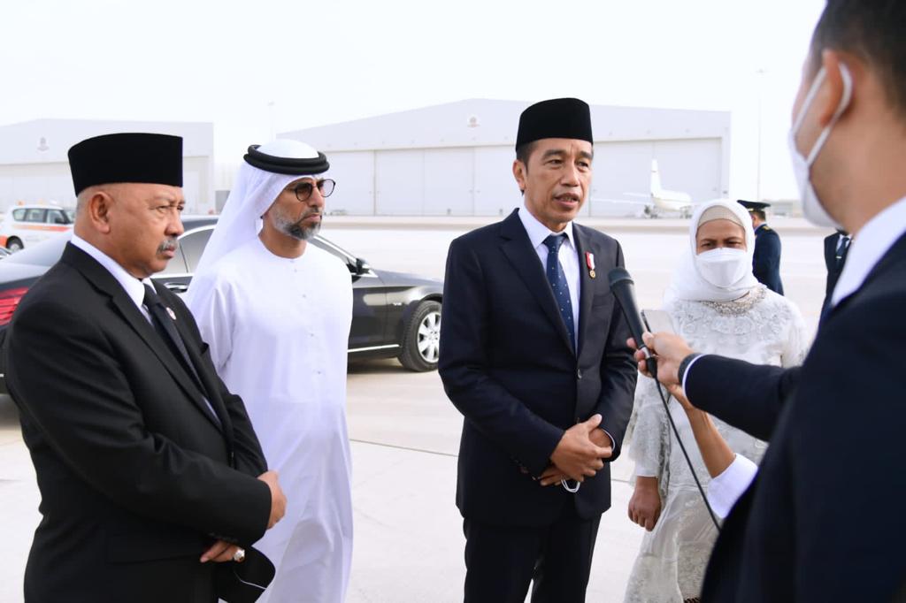 Klentingkuniing's tweet photo. Presiden @jokowi memberikan keterangan pers di Bandara Internasional Abu Dhabi, Persatuan Emirat Arab, Minggu, 15 Mei 2022, sesaat sebelum lepas landas menuju Tanah Air. https://t.co/J72s6Dv8CF