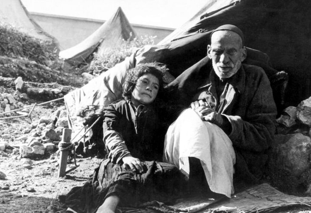 PalestinianPic's tweet photo. أب يجلس بجوار ابنته بعد طردهم من منزلهم من قبل العصابات الصهيونية - 1948 https://t.co/lE5Pa7R02m