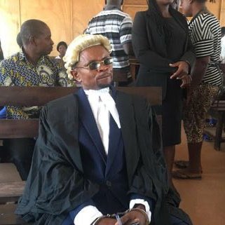 __seniorman's tweet photo. @zadde_yo @dareadu_samuels @CaptJamyl He wear glasses here..he go sign am well. https://t.co/jNzkoSFMYr