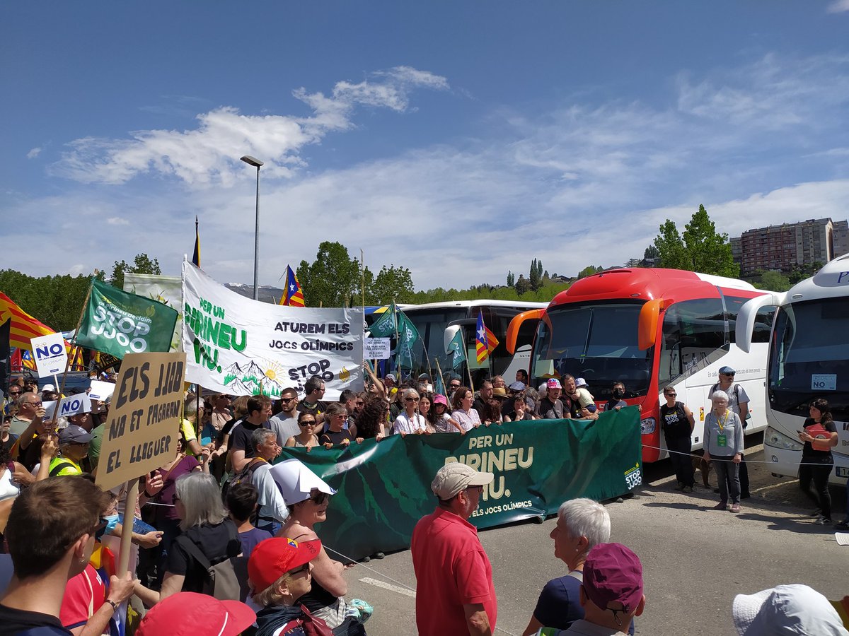 FemCatNord's tweet photo. Avui des de Fem Catalunya Nord hem sigut presents a la manifestació a Puigcerdà per dir SÍ a un Pirineu viu i NO als JJOO d'hivern. A banda i banda de la frontera imposada sem afectades per aquestes polítiques que no tenen en compte el territori ni la gent que hi viu #PirineuViu https://t.co/vhDhzpPTyc