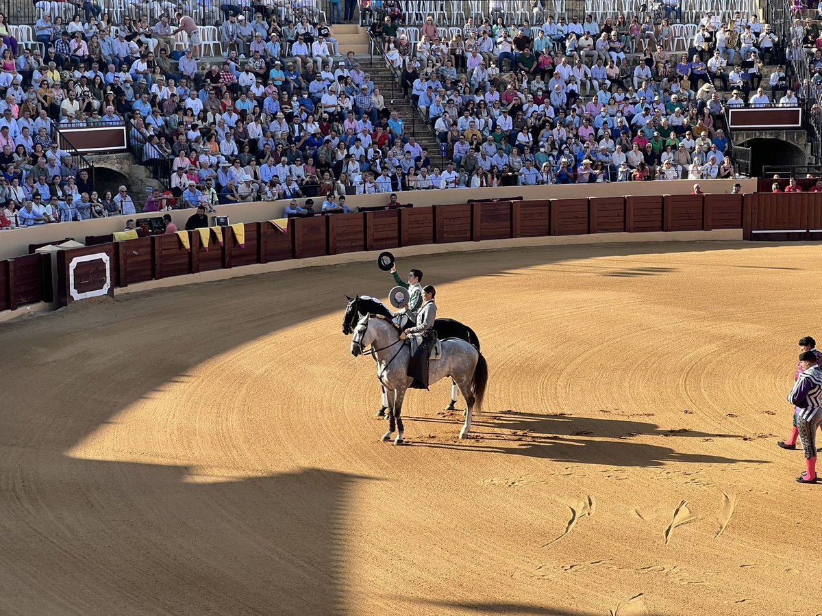 #FeriaOsuna22 Todo listo para que comience la corrida de rejones. Mano a mano entre Lea Vicens y Guillermo Hermoso de Mendoza