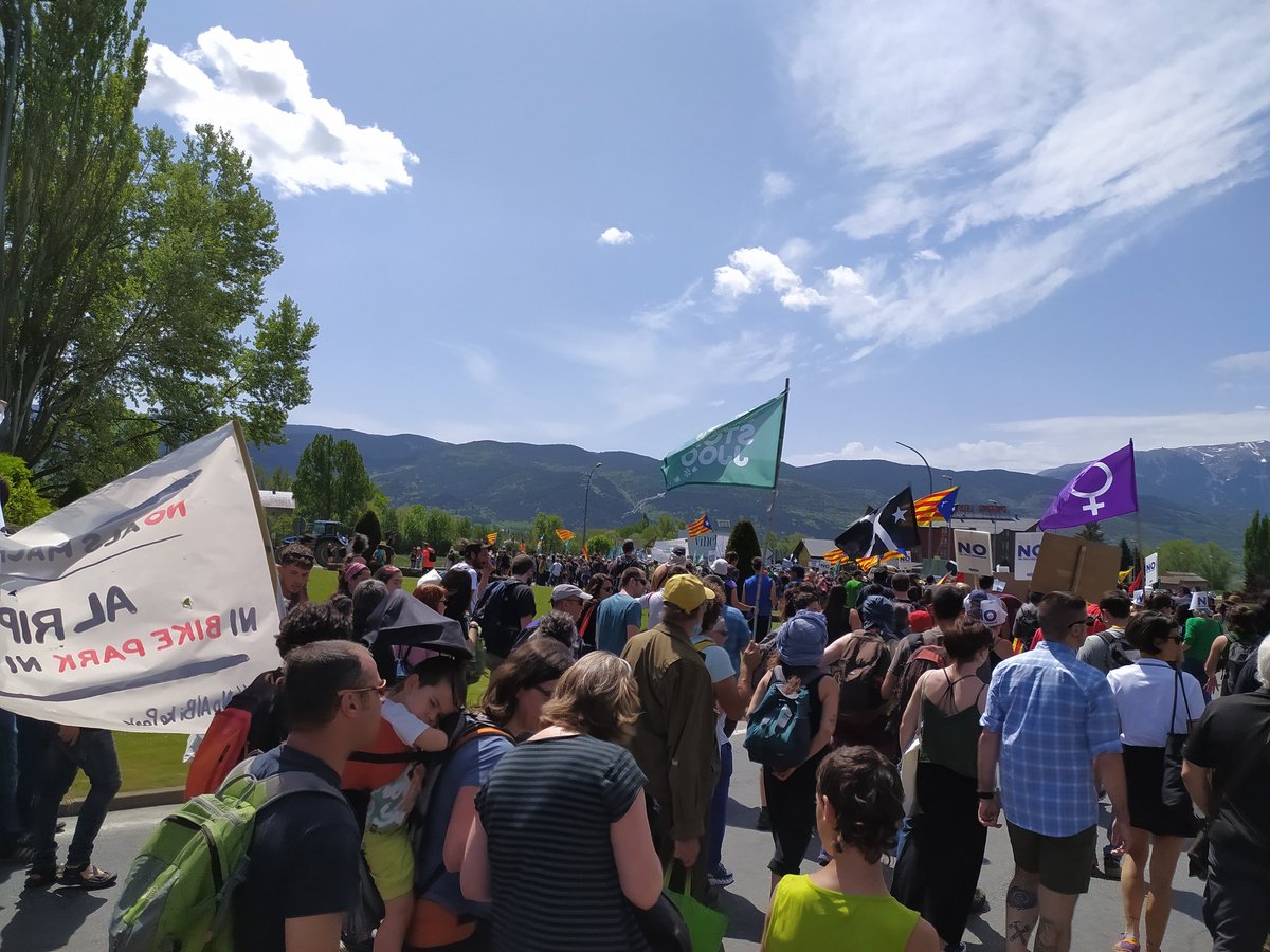 FemCatNord's tweet photo. Avui des de Fem Catalunya Nord hem sigut presents a la manifestació a Puigcerdà per dir SÍ a un Pirineu viu i NO als JJOO d'hivern. A banda i banda de la frontera imposada sem afectades per aquestes polítiques que no tenen en compte el territori ni la gent que hi viu #PirineuViu https://t.co/vhDhzpPTyc