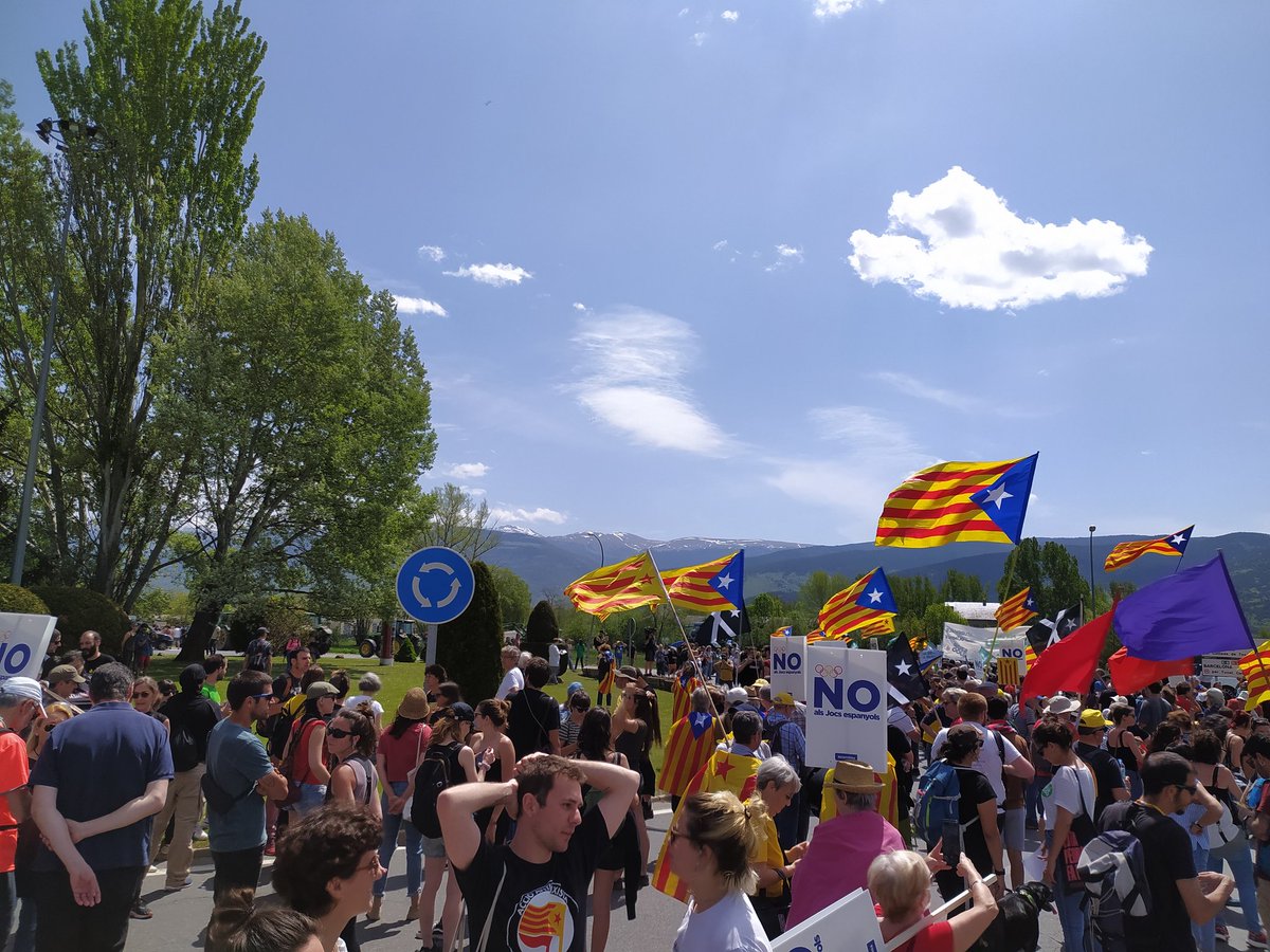 FemCatNord's tweet photo. Avui des de Fem Catalunya Nord hem sigut presents a la manifestació a Puigcerdà per dir SÍ a un Pirineu viu i NO als JJOO d'hivern. A banda i banda de la frontera imposada sem afectades per aquestes polítiques que no tenen en compte el territori ni la gent que hi viu #PirineuViu https://t.co/vhDhzpPTyc