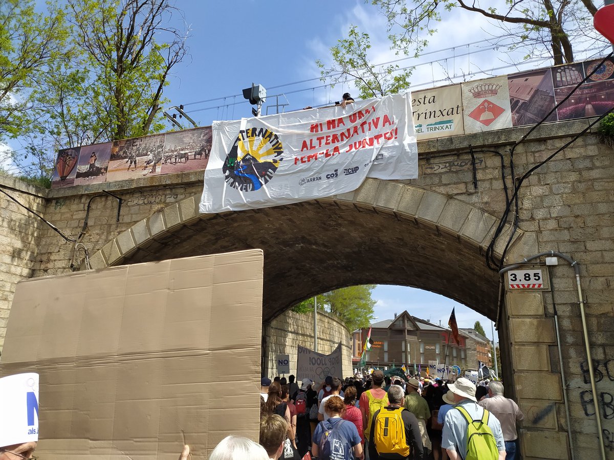 FemCatNord's tweet photo. Avui des de Fem Catalunya Nord hem sigut presents a la manifestació a Puigcerdà per dir SÍ a un Pirineu viu i NO als JJOO d'hivern. A banda i banda de la frontera imposada sem afectades per aquestes polítiques que no tenen en compte el territori ni la gent que hi viu #PirineuViu https://t.co/vhDhzpPTyc
