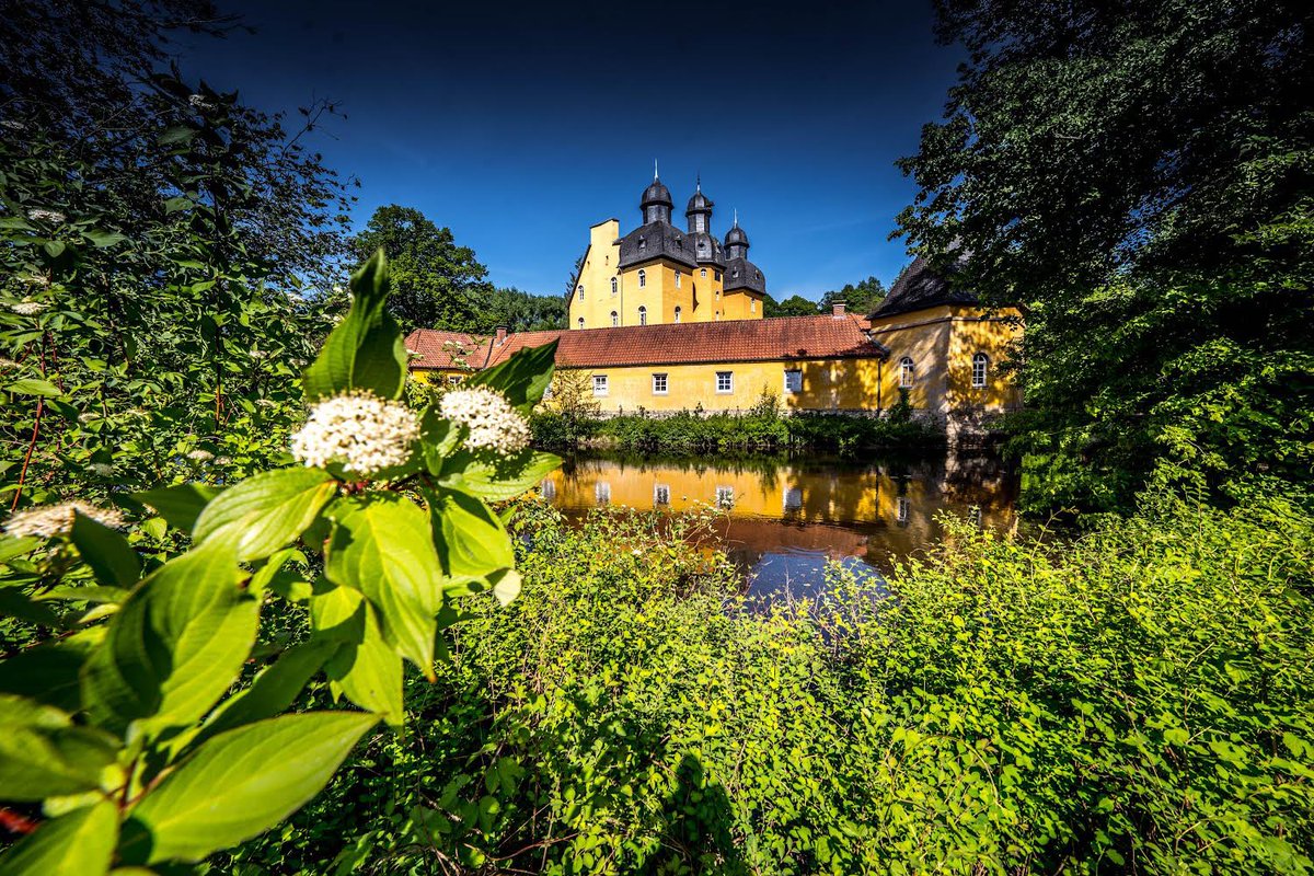 Schloß Holze heißt nicht nur so, es gibt es auch: Das Schloss. Erbaut 1606 – 1616 als Jagdschloss vom Rietberger Graf Johann III. #castle #historic #photooftheday