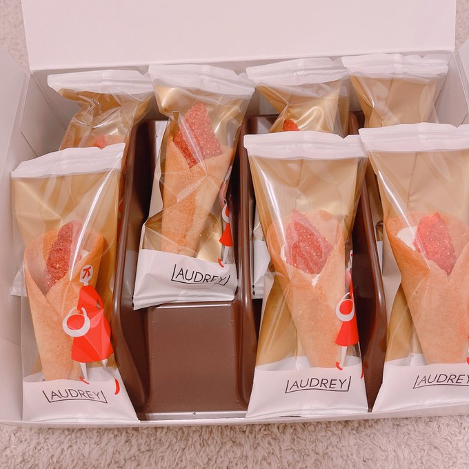 親友が仕事お疲れ様ってこれくれた☺️ 一個食べちゃったけどw美味しかったし、可愛い❤️ ありがとうけいこ☺️ https://t.co/qGVbAuoy91