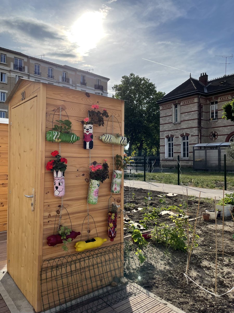 DANIRIPART's tweet photo. Petit coucou aux familles des #jardinsfamiliaux de #Roguet , temps du soleil et des sourires #clichy côté #jardins 👍 https://t.co/6QvJ3zDFb1