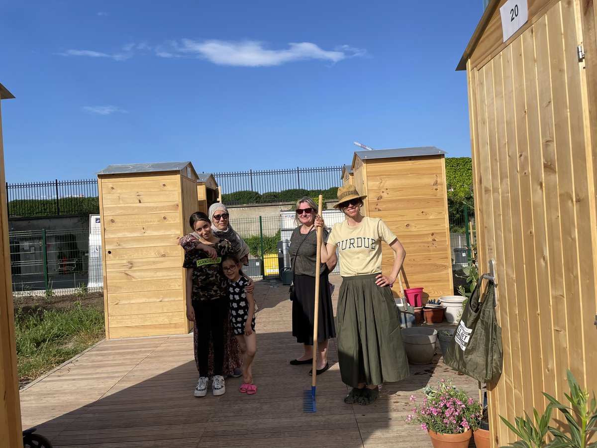 DANIRIPART's tweet photo. Petit coucou aux familles des #jardinsfamiliaux de #Roguet , temps du soleil et des sourires #clichy côté #jardins 👍 https://t.co/6QvJ3zDFb1